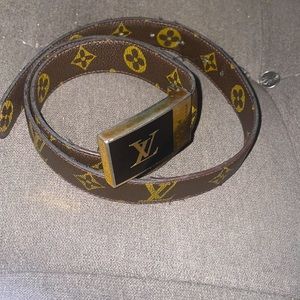I’m selling a Louis Vuitton belt for 250$